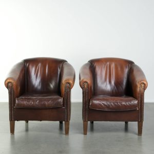 Mooie set van twee klassiek Engelse schapenleren clubfauteuils met warme kleuren