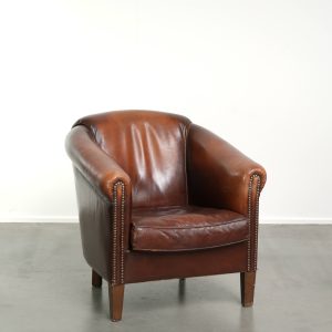 Comfortabele schapenleren clubfauteuil met mooie kleuren en een aantrekkelijk patina