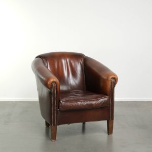 Kleurrijke schapenleren clubfauteuil in tijdloze Engelse stijl met een fijne zit