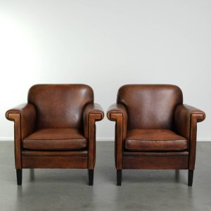 Interessante set van twee schapenleren Art Deco design fauteuils met een vintage uitstraling