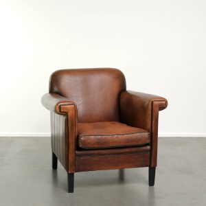 Vintage schapenleren Art Deco design fauteuil met een stoer patina