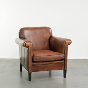 Mooie en comfortabele schapenleren Art Deco design fauteuil met prachtige warme kleuren