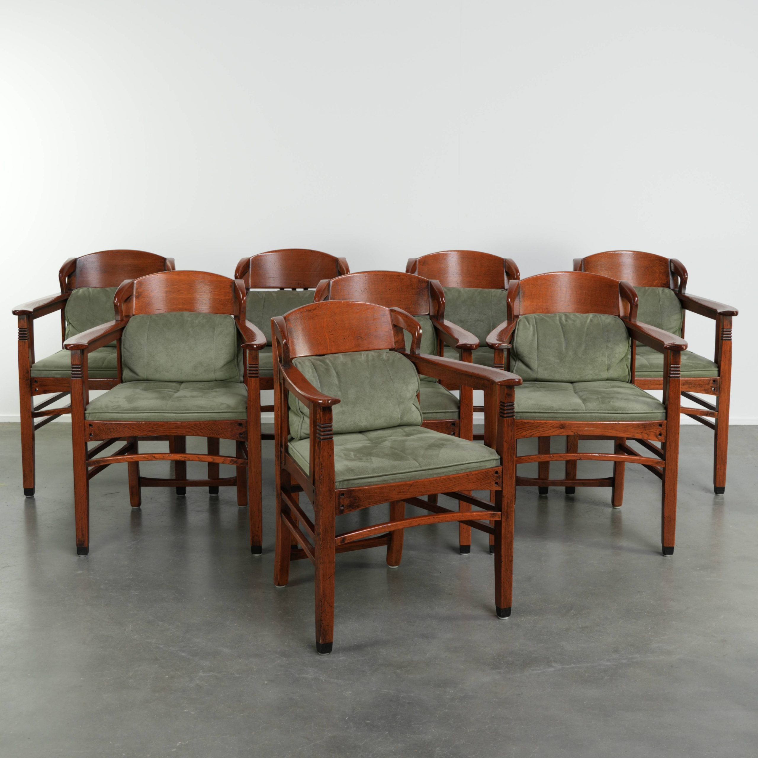 Unieke set van 8 eetkamerstoelen uit de Art Nouveau/Jugendstil serie van Schuitema met een suede bekleding