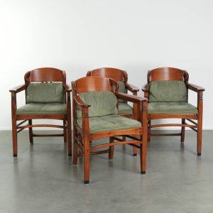 Unieke set van 4 eetkamerstoelen uit de Art Nouveau/Jugendstil serie van Schuitema met een suede bekleding