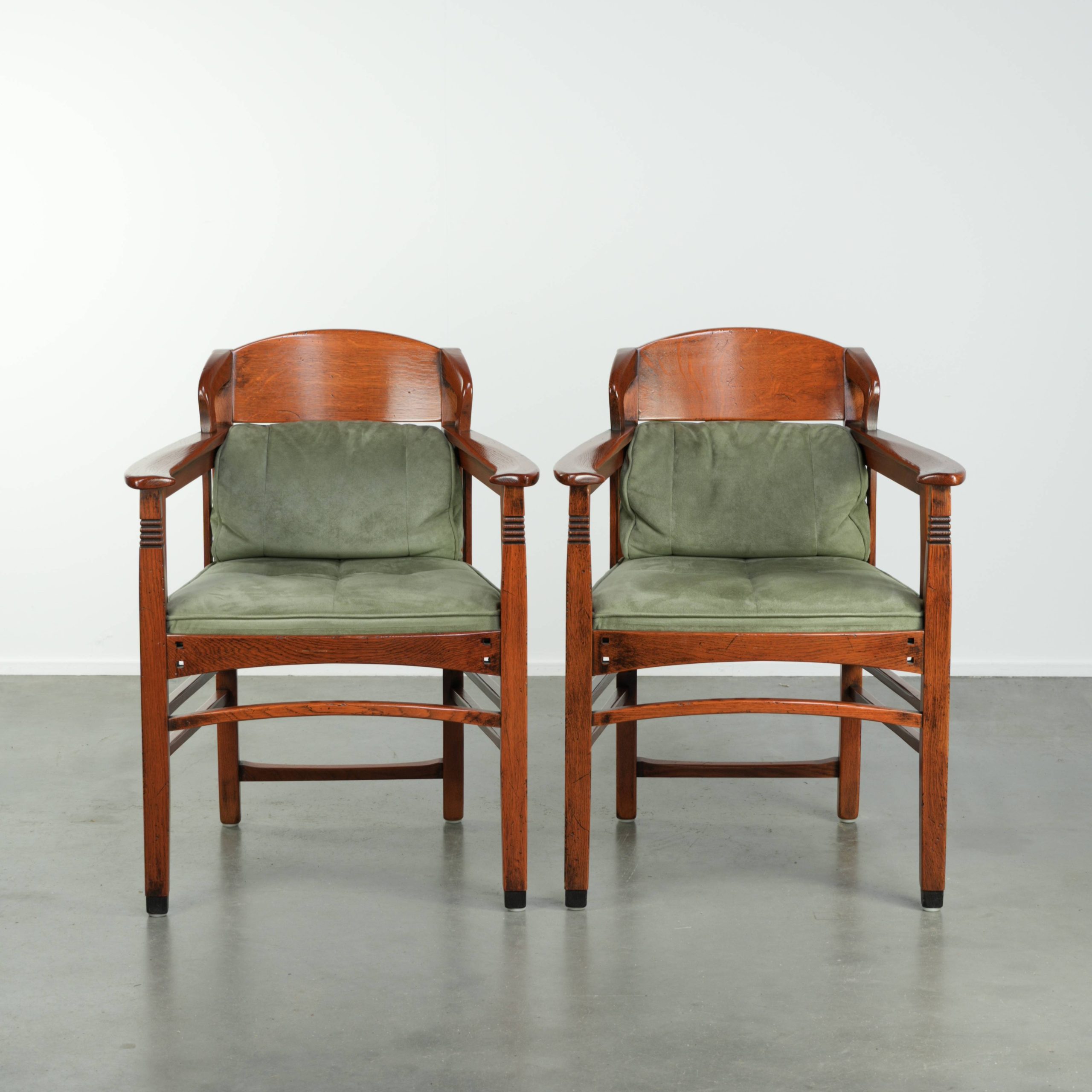 Unieke set van 2 eetkamerstoelen uit de Art Nouveau/Jugendstil serie van Schuitema met een suede bekleding