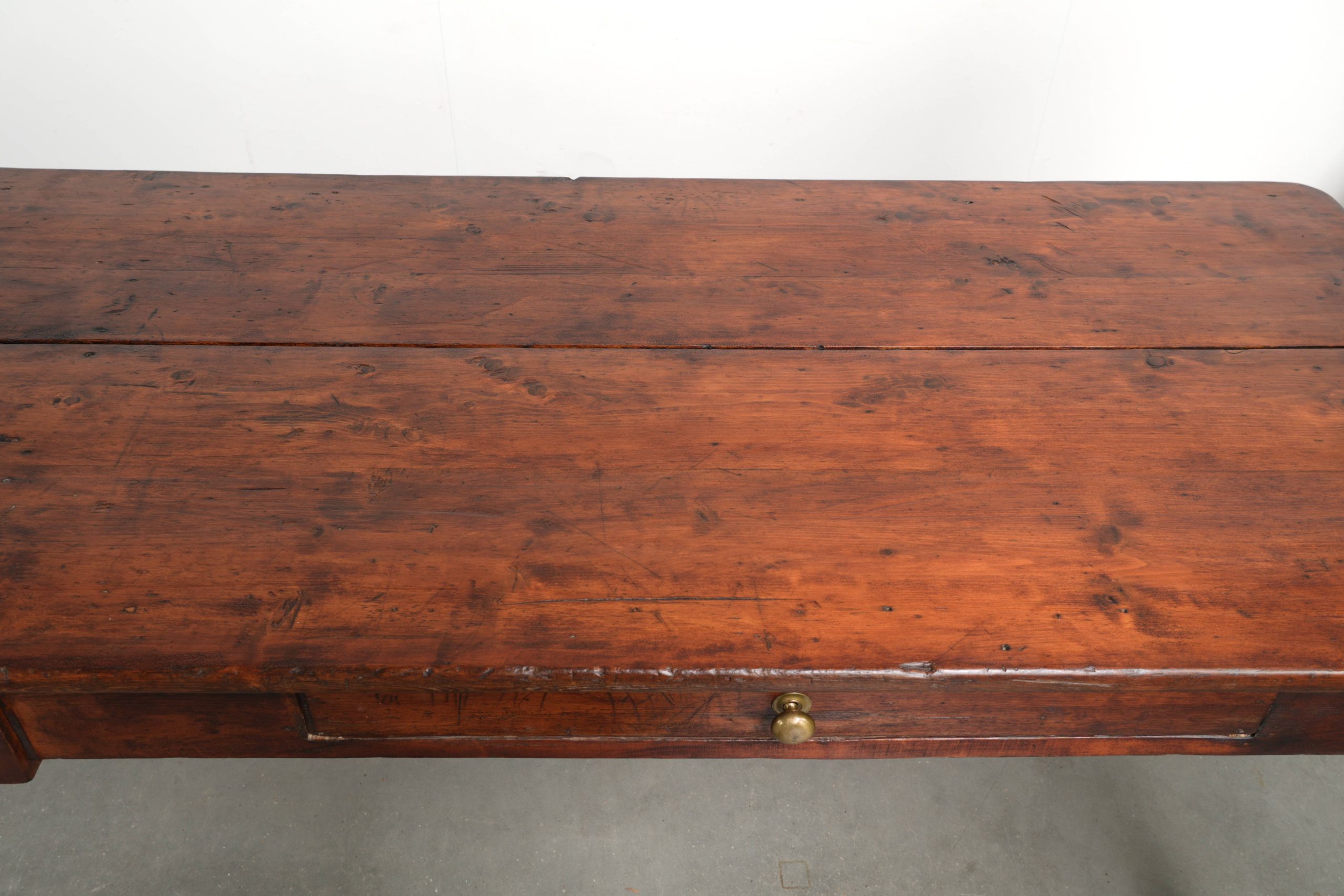 Prachtige antieke Engelse eettafel uit begin 19e eeuw van pitch pine hout voor 8 tot 10 personen - Afbeelding 9