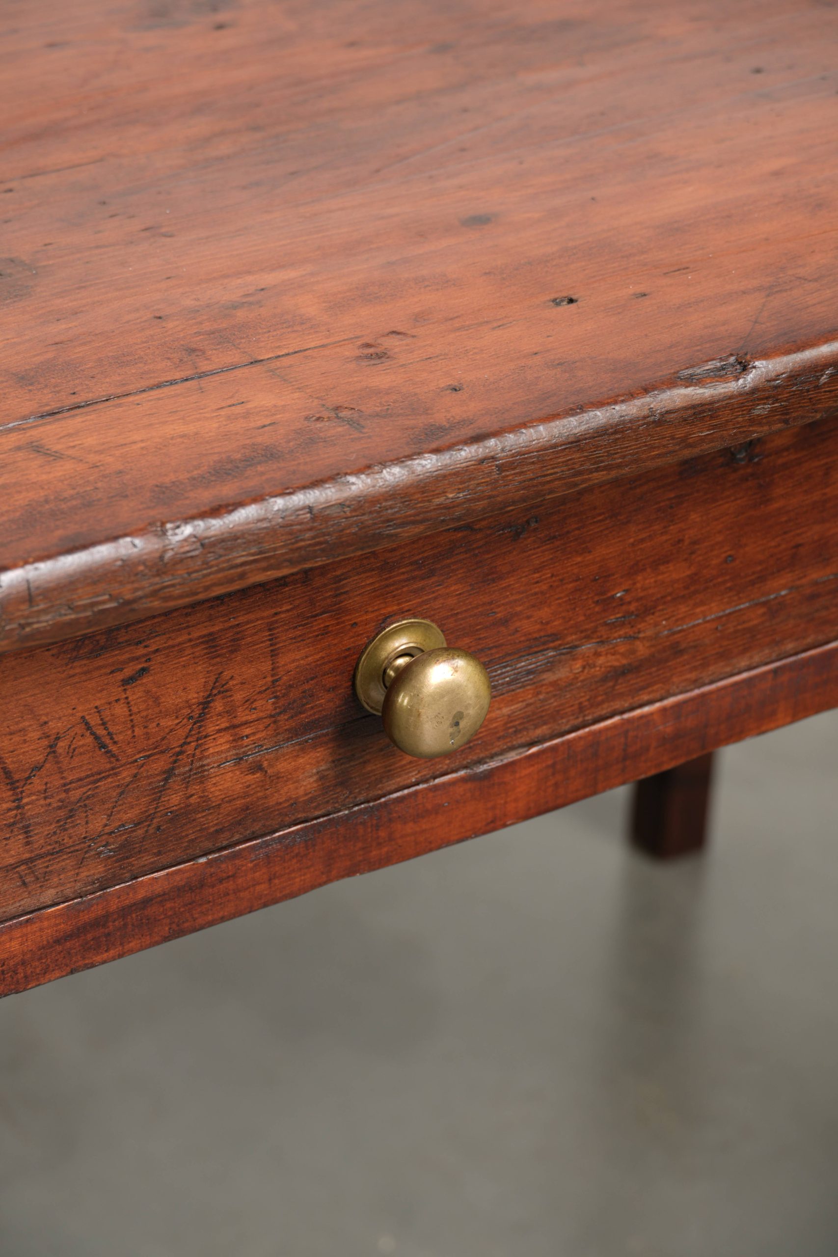 Prachtige antieke Engelse eettafel uit begin 19e eeuw van pitch pine hout voor 8 tot 10 personen - Afbeelding 11