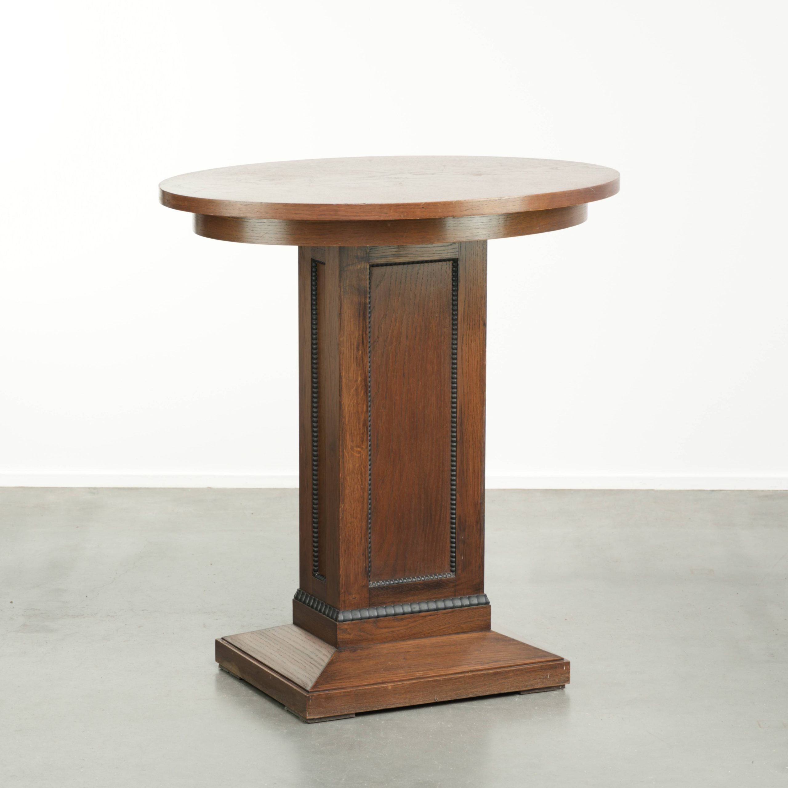 Mooie eikenhouten Hollandse bijzettafel/ centertable in luxe Amsterdamse school design met prachtige details