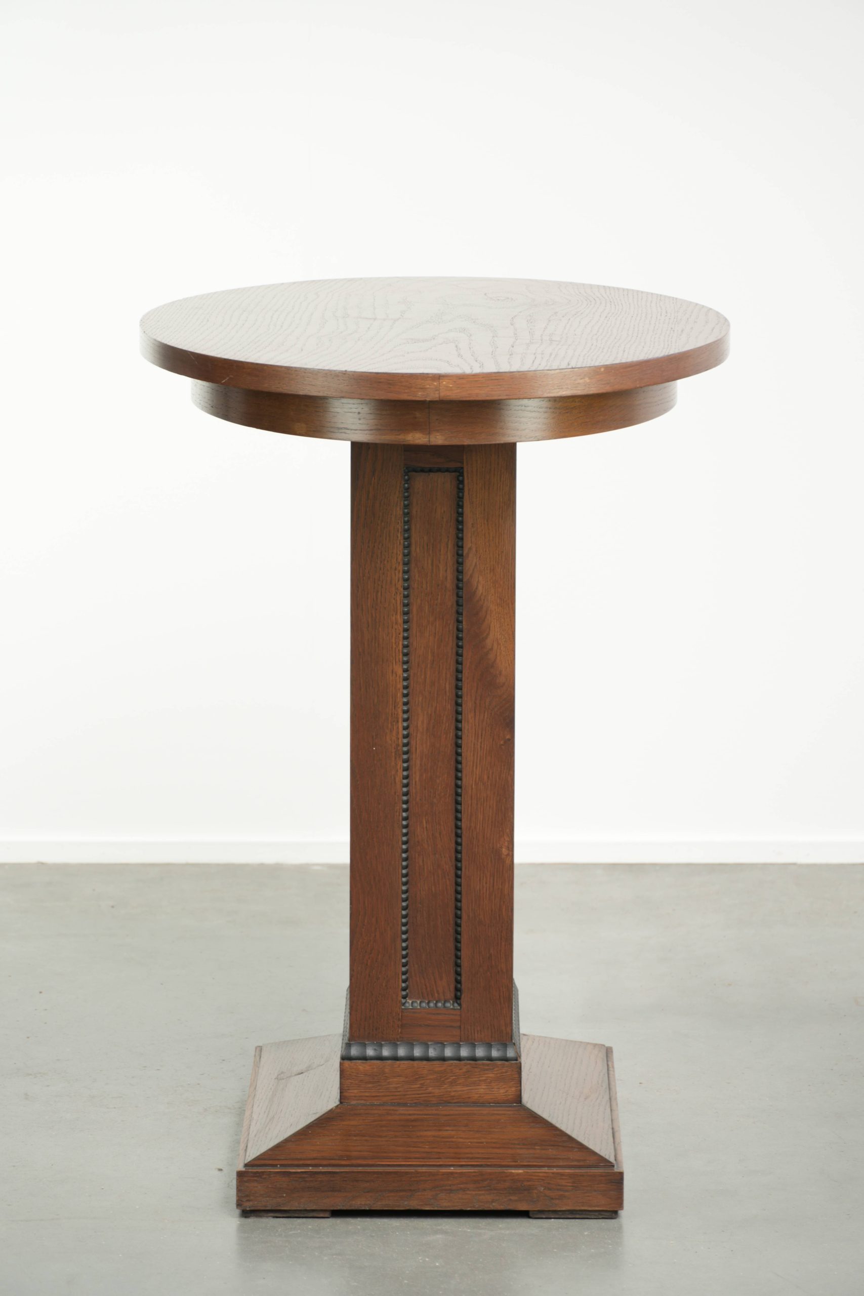 Mooie eikenhouten Hollandse bijzettafel/ centertable in luxe Amsterdamse school design met prachtige details - Afbeelding 5