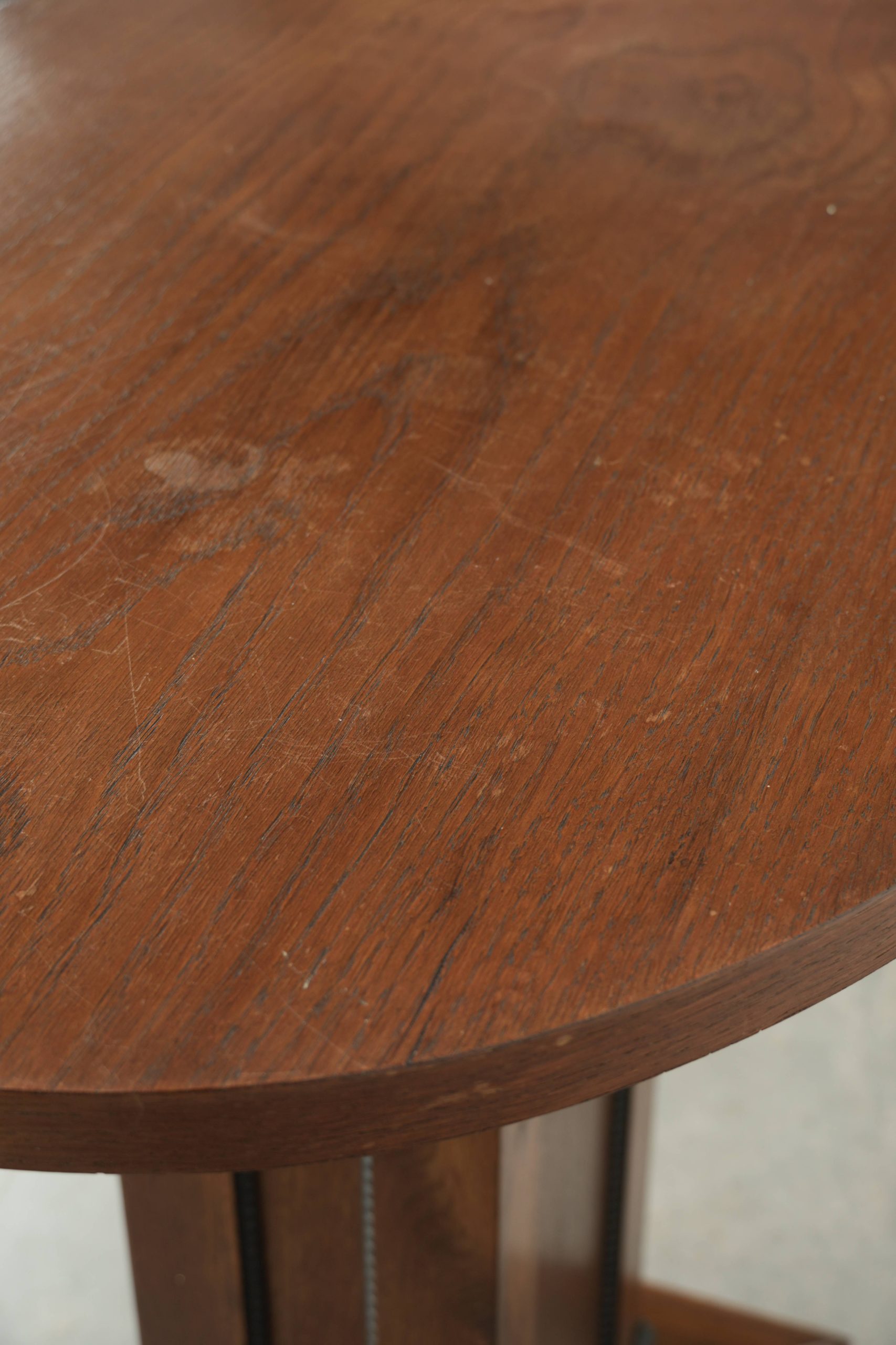 Mooie eikenhouten Hollandse bijzettafel/ centertable in luxe Amsterdamse school design met prachtige details - Afbeelding 8