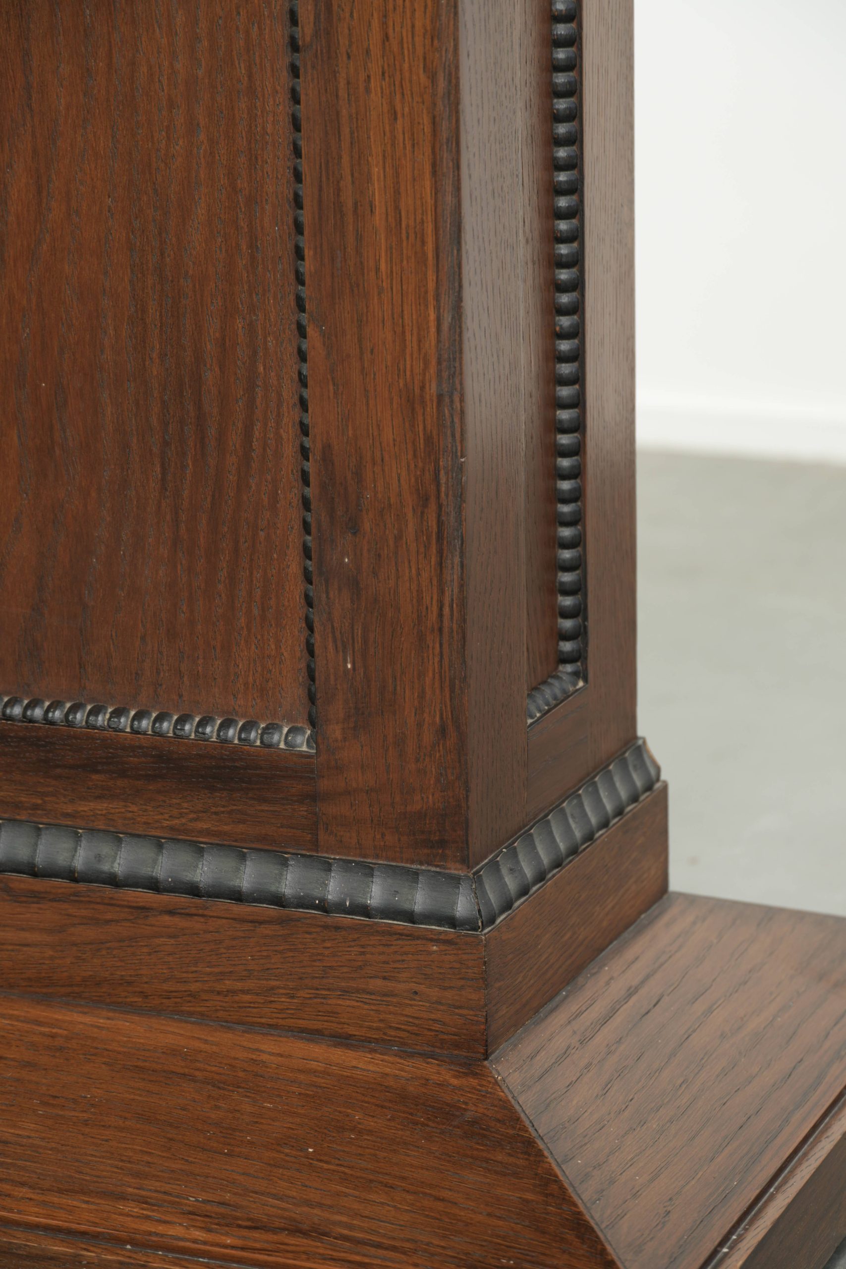 Mooie eikenhouten Hollandse bijzettafel/ centertable in luxe Amsterdamse school design met prachtige details - Afbeelding 11