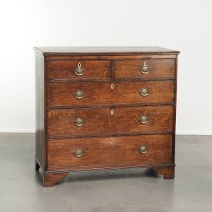 Mooie grote kleurrijke Engelse 18e eeuwse ladekast/commode met een prachtig patina