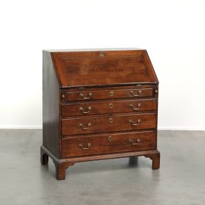 Zeer mooie Engelse 18e eeuwse eikenhouten secretaire met een prachtig interieur en origineel leren blad