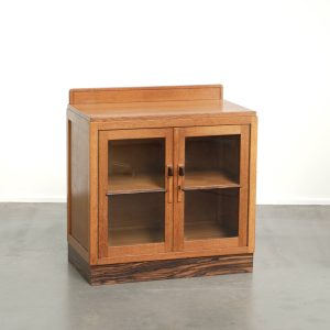 Zeer leuk subtiel Hollands eikenhouten Amsterdamse school kastje/ Art Deco kastje met glazen deuren en zeer mooie details