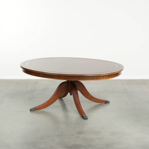 Sierlijke ovale salontafel met een roodleren blad in Engelse stijl met prachtige details uit de 20e eeuw