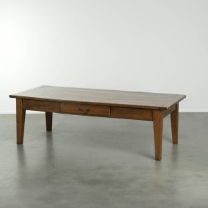 Zeer charmante antieke Franse salontafel gemaakt van notenhout met een zeer mooi patina en warme kleuren