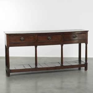 Zeer mooie Engelse double based dresser uit de 18e eeuw van eikenhout met prachtige kleuren en een tijdloos design
