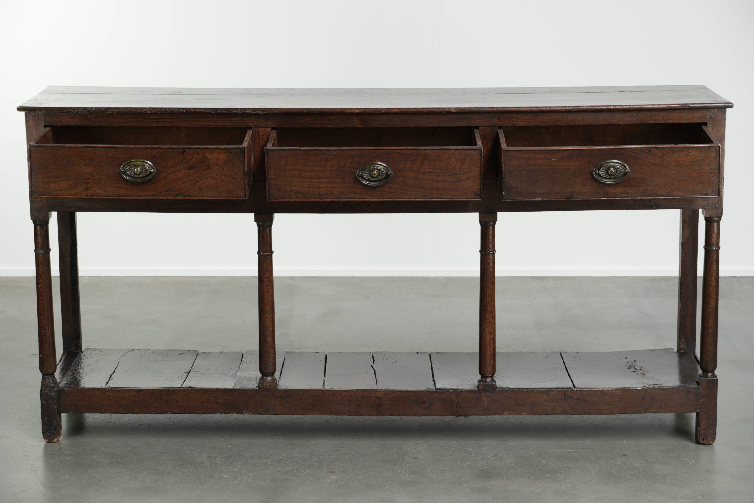 Zeer mooie Engelse double based dresser uit de 18e eeuw van eikenhout met prachtige kleuren en een tijdloos design - Afbeelding 3