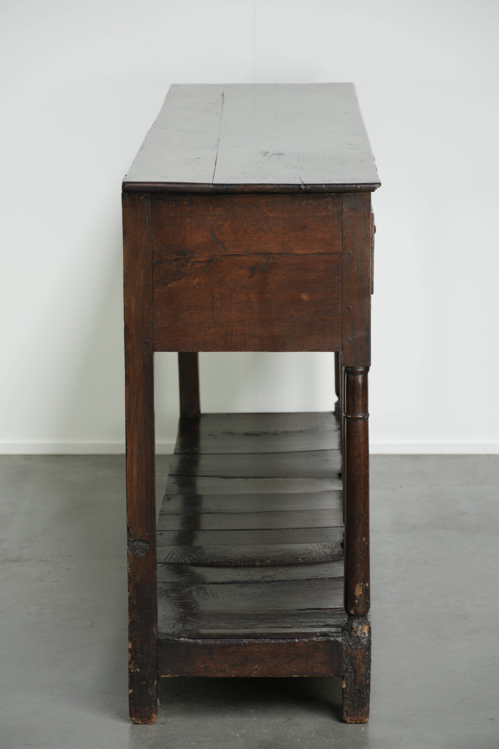 Zeer mooie Engelse double based dresser uit de 18e eeuw van eikenhout met prachtige kleuren en een tijdloos design - Afbeelding 4