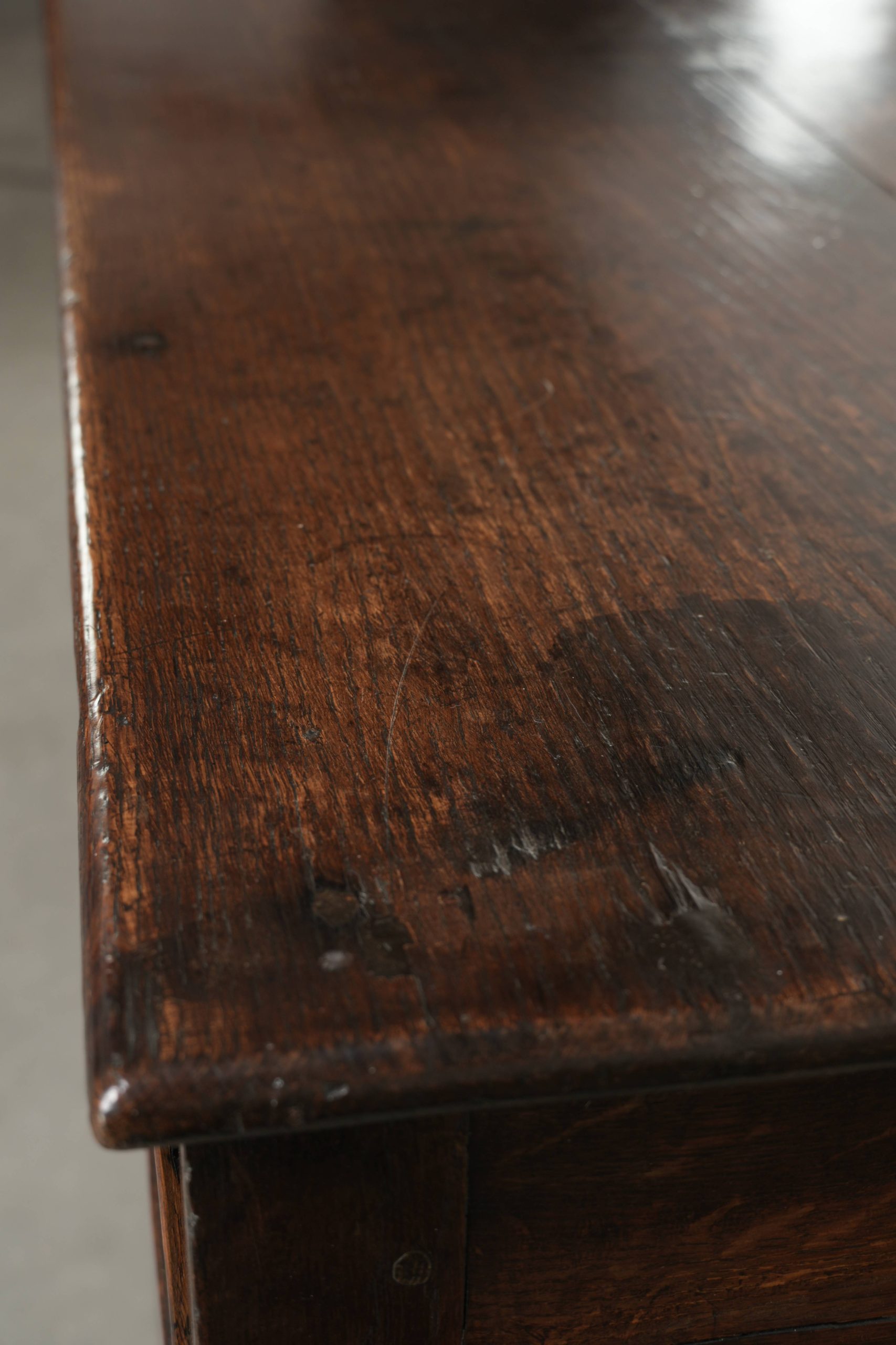 Zeer mooie Engelse double based dresser uit de 18e eeuw van eikenhout met prachtige kleuren en een tijdloos design - Afbeelding 11