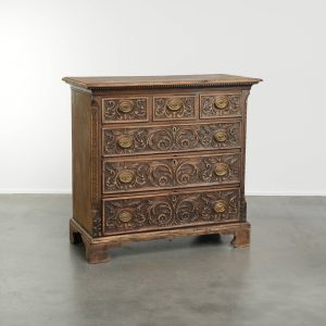 Zeer mooie en rijk gesneden eikenhouten Engelse commode/ ladekast uit de 18e eeuw met uniek mooie details en een prachtig patina