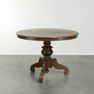 Mooie subtiele ronde landelijke houten eettafel met een mooie uitstraling en een prachtig patina