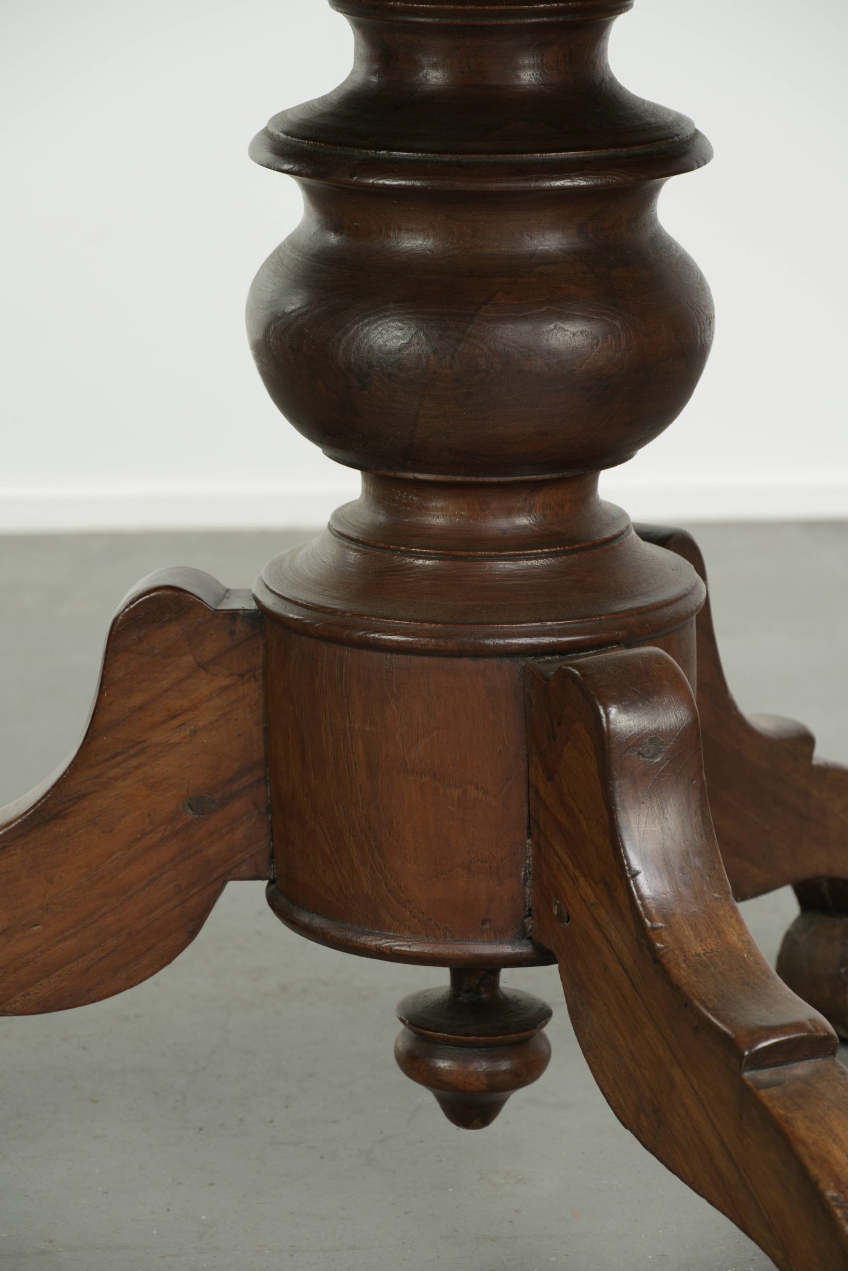 Mooie subtiele ronde landelijke houten eettafel met een mooie uitstraling en een prachtig patina - Afbeelding 9