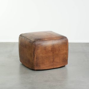 Unieke en grote schapenleren design hocker/ voetenbank met een zeer mooi patina en prachtige kleuren