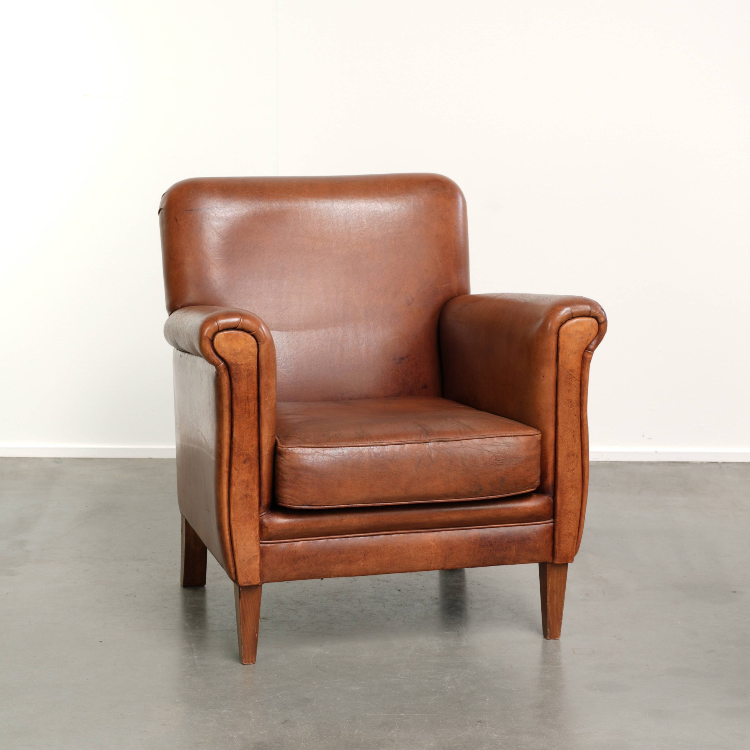 Stoere vintage schapenleren armchair met een mooie cognac kleur en een comfortabele zit
