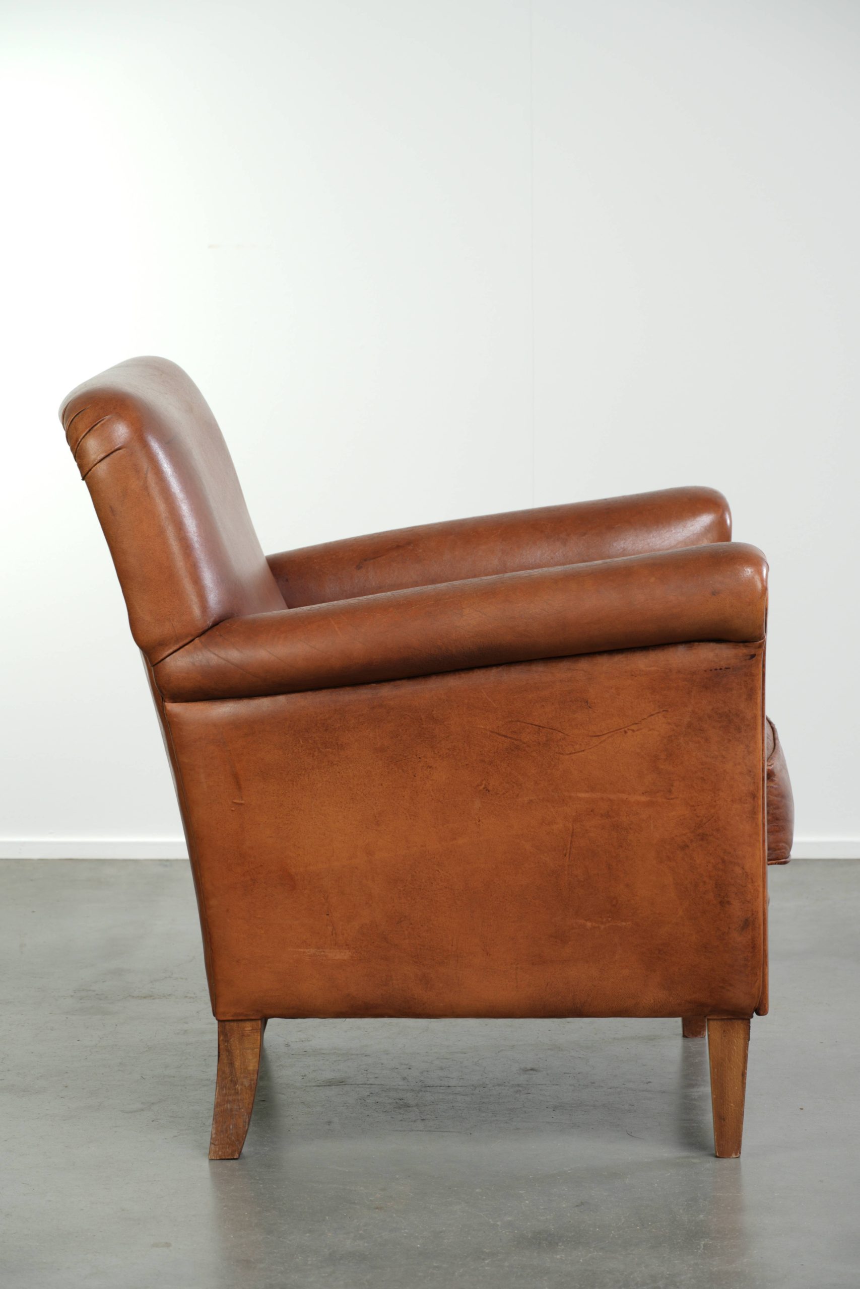 Stoere vintage schapenleren armchair met een mooie cognac kleur en een comfortabele zit - Afbeelding 3