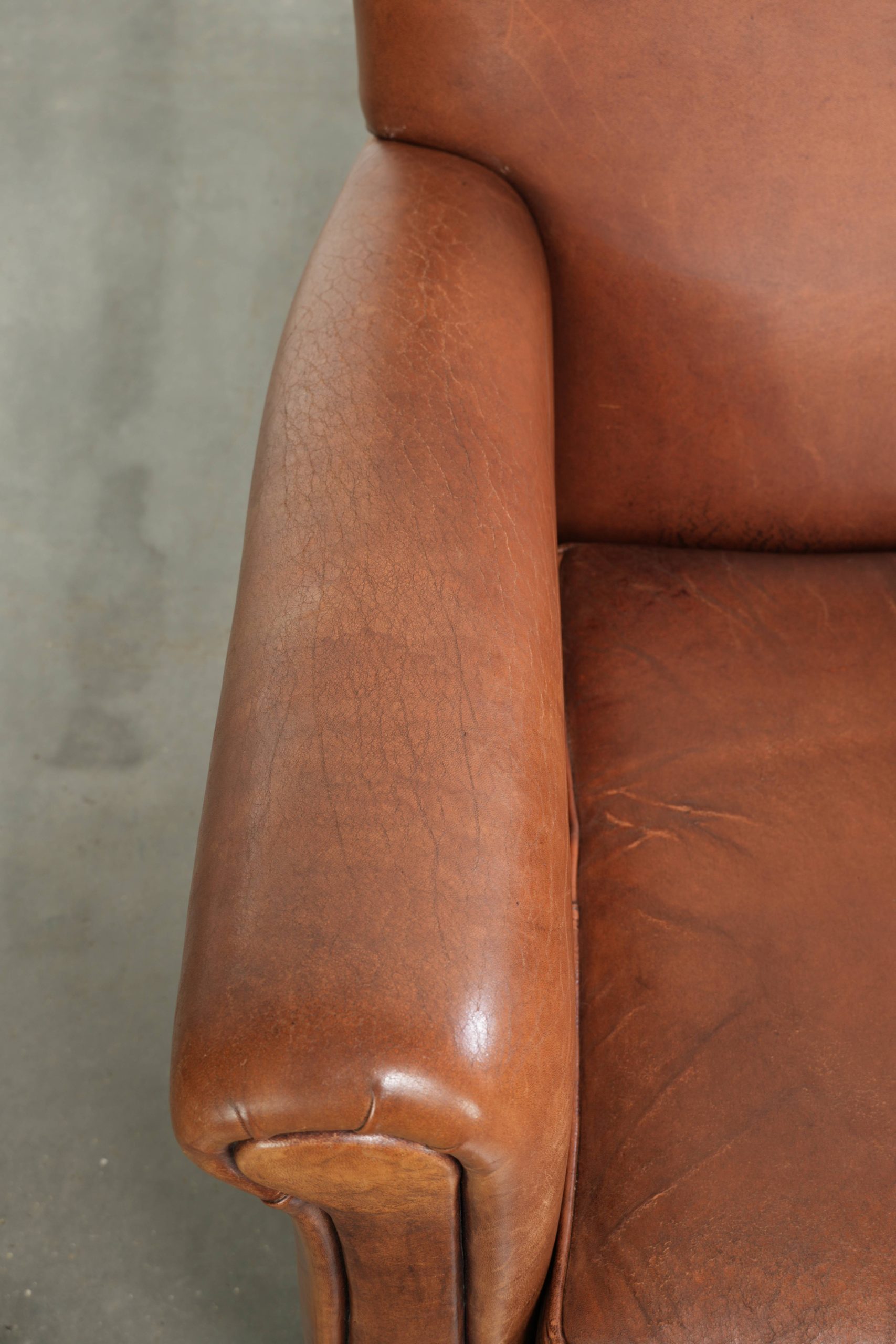 Stoere vintage schapenleren armchair met een mooie cognac kleur en een comfortabele zit - Afbeelding 7