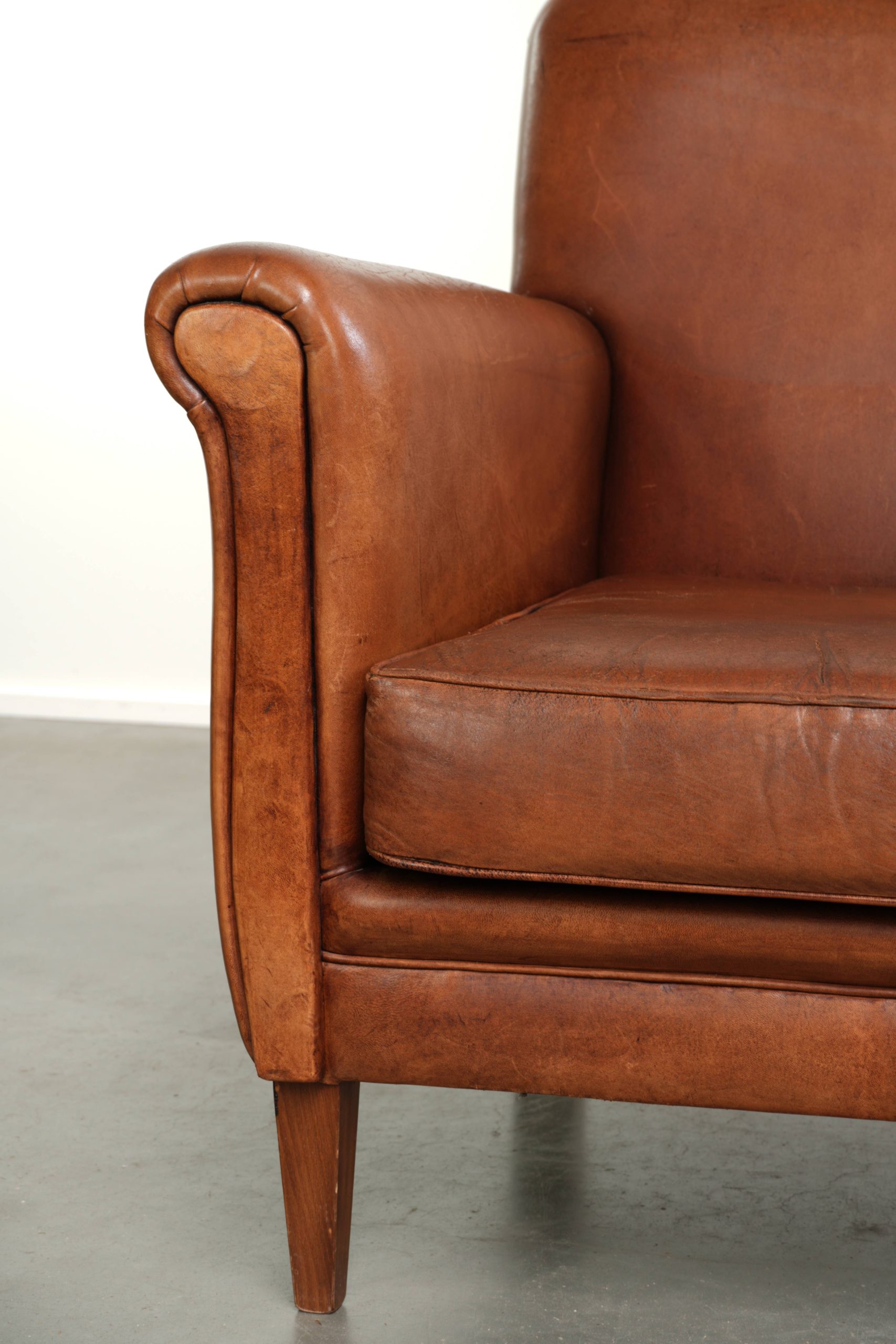 Stoere vintage schapenleren armchair met een mooie cognac kleur en een comfortabele zit - Afbeelding 9