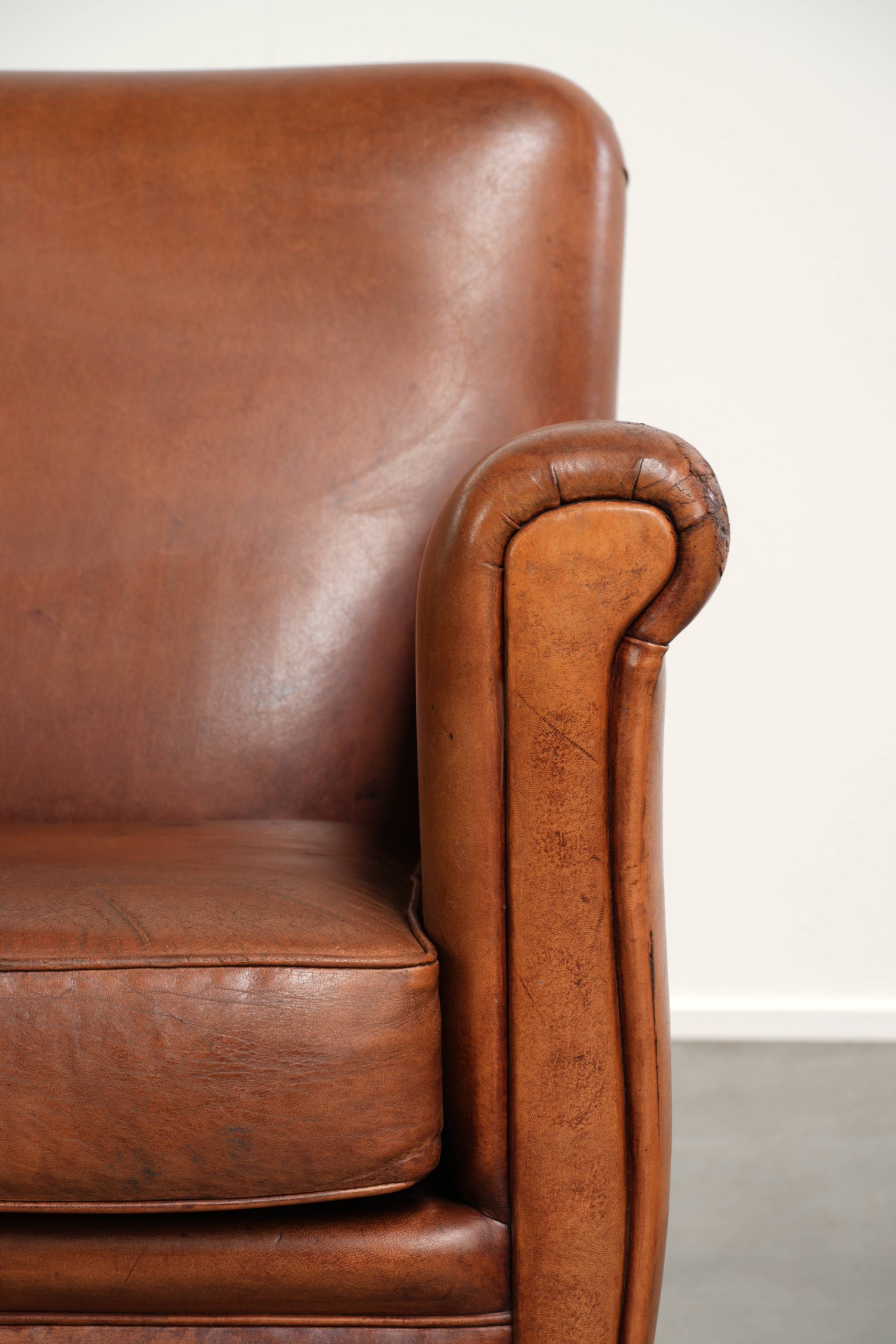 Stoere vintage schapenleren armchair met een mooie cognac kleur en een comfortabele zit - Afbeelding 10