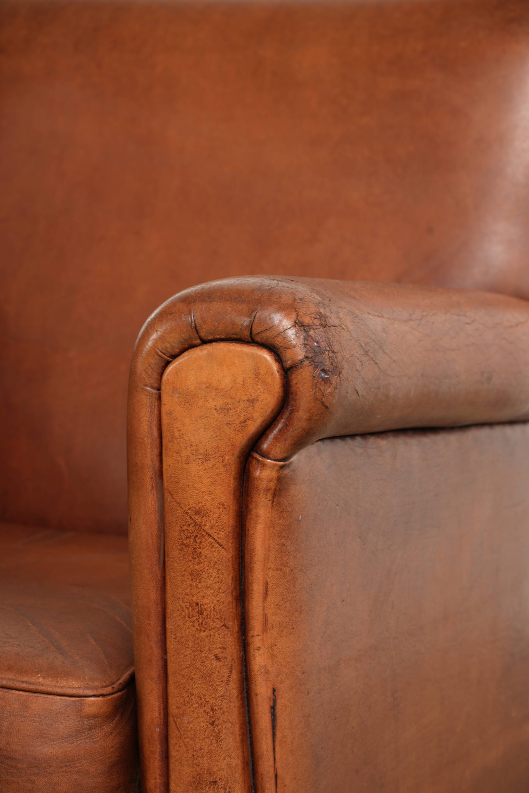Stoere vintage schapenleren armchair met een mooie cognac kleur en een comfortabele zit - Afbeelding 11