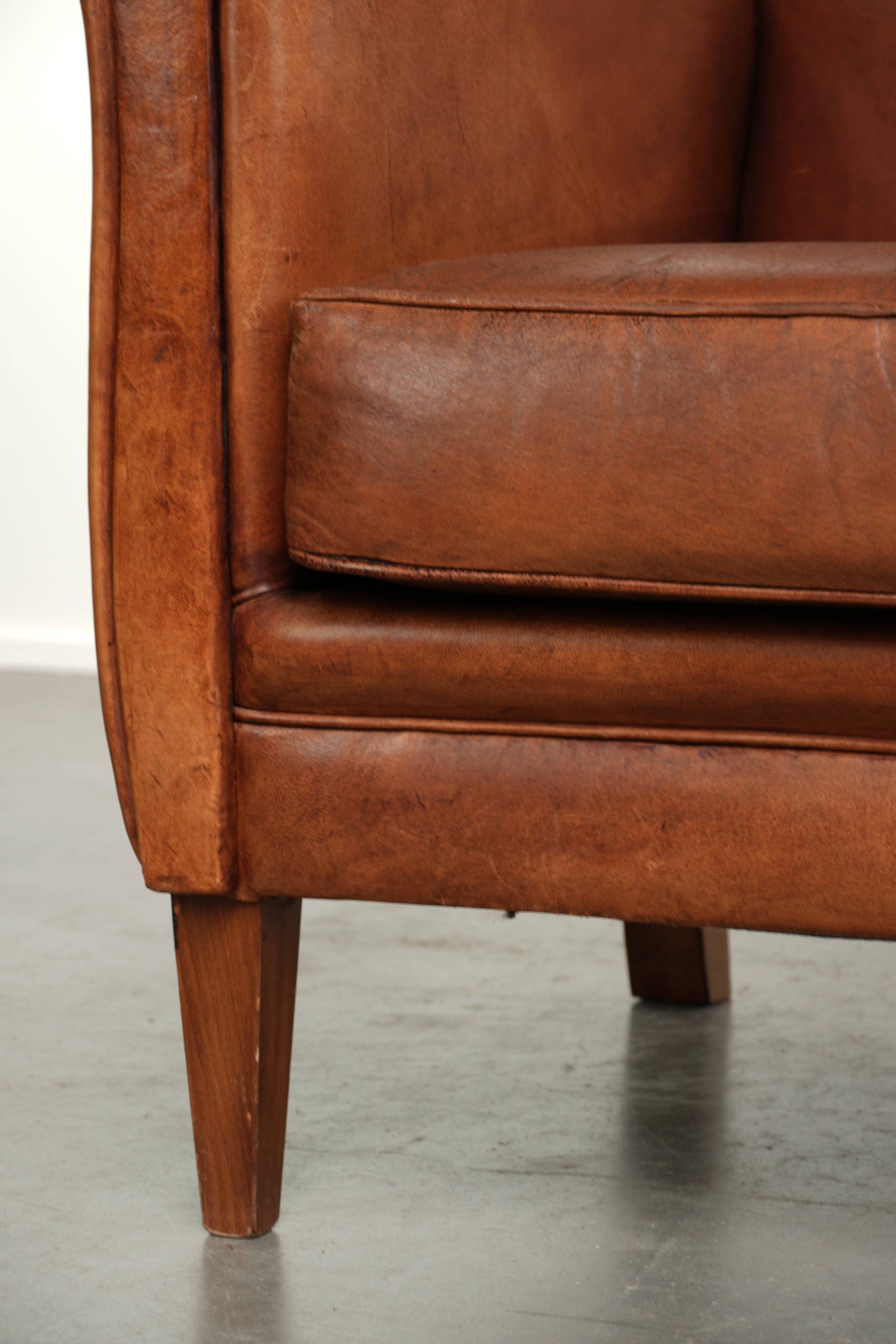 Stoere vintage schapenleren armchair met een mooie cognac kleur en een comfortabele zit - Afbeelding 12