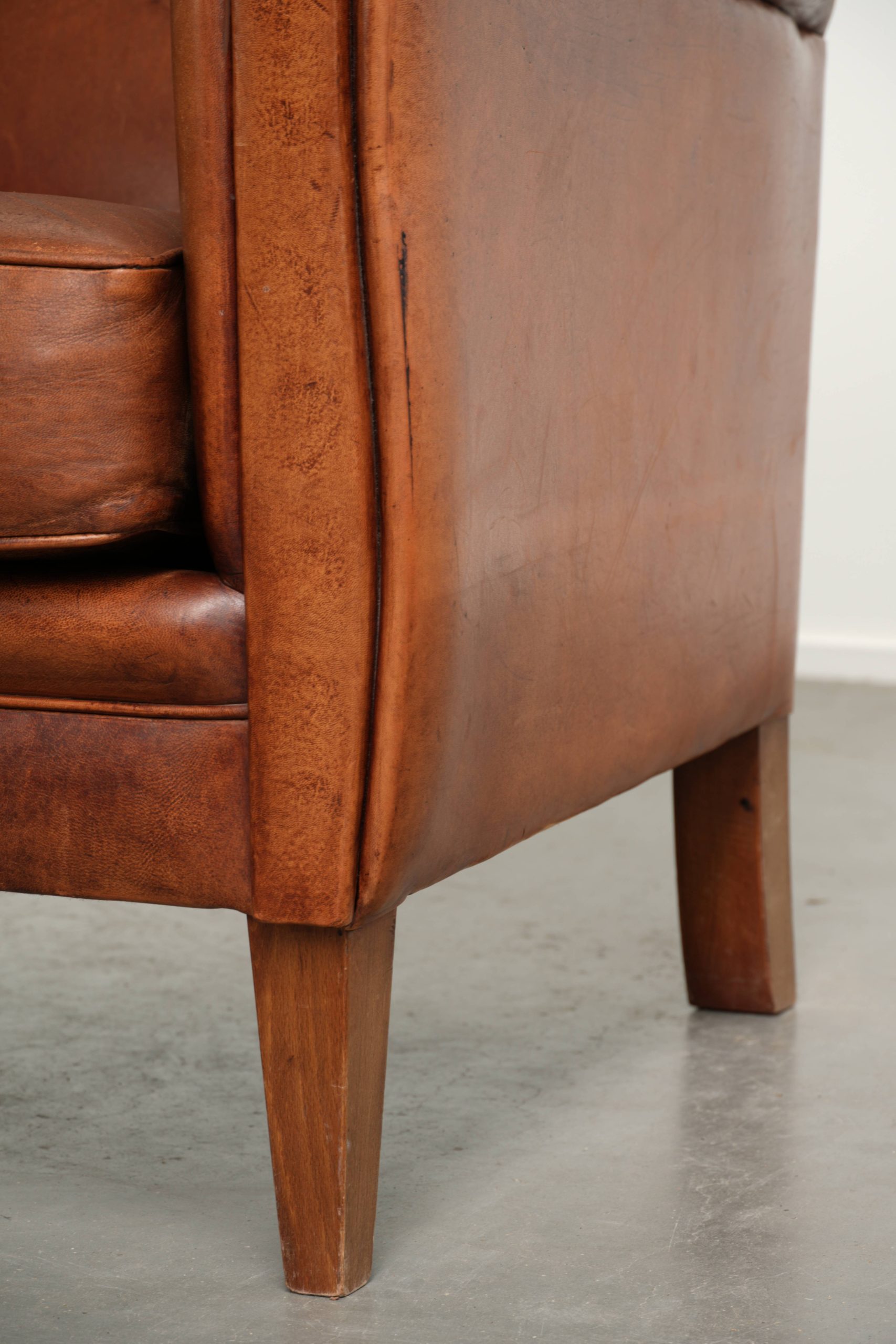 Stoere vintage schapenleren armchair met een mooie cognac kleur en een comfortabele zit - Afbeelding 13