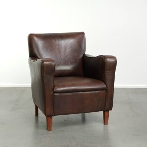 Stoere vintage schapenleren armchair met een mooi patina en een tijdloos engels design in een subtiel formaat