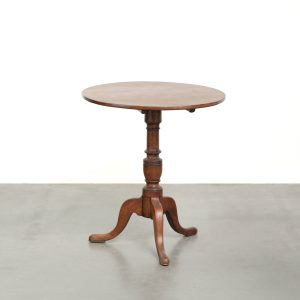 Leuke antieke Engelse tilttop tafel met zeer mooie kleuren en een prachtig patina