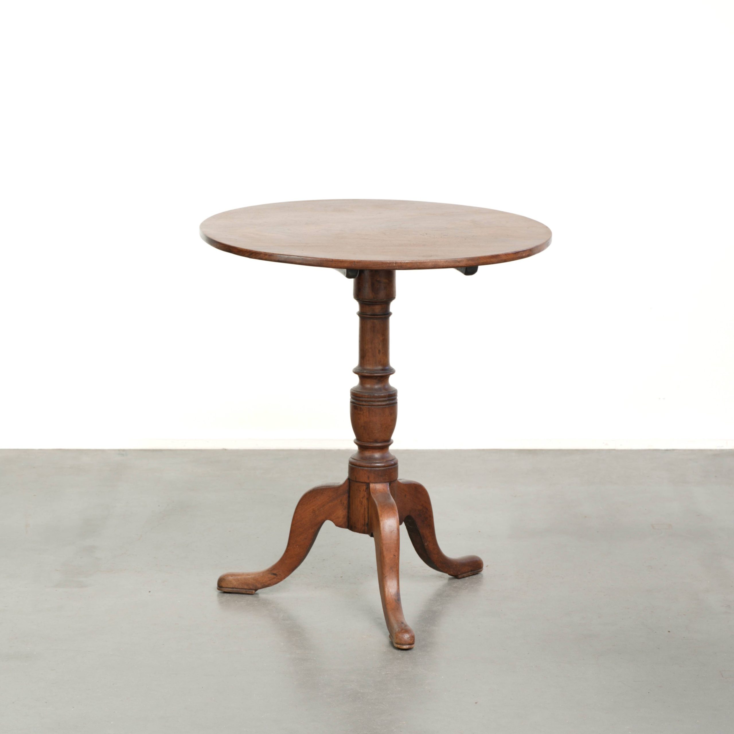 Leuke antieke Engelse tilttop tafel met zeer mooie kleuren en een prachtig patina