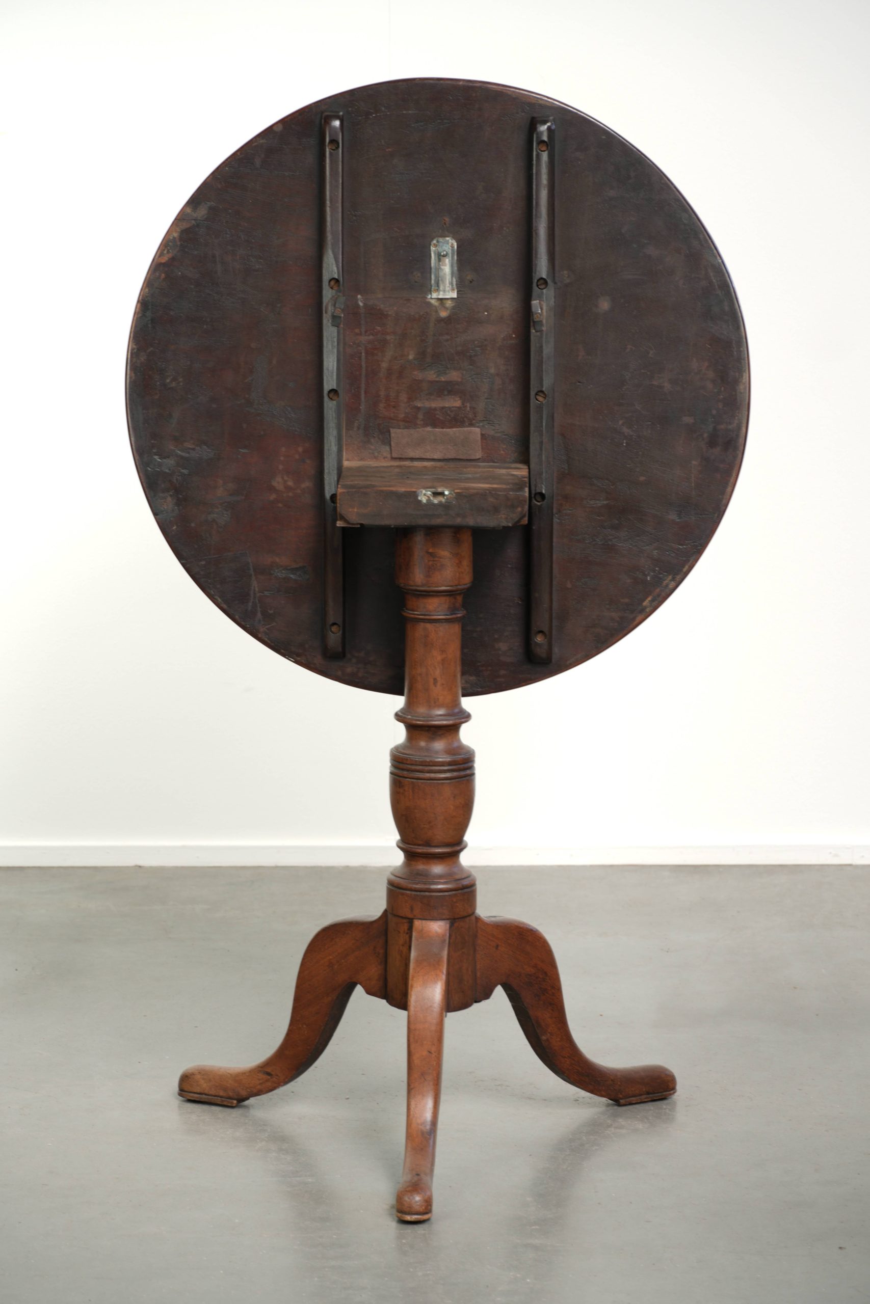 Leuke antieke Engelse tilttop tafel met zeer mooie kleuren en een prachtig patina - Afbeelding 4