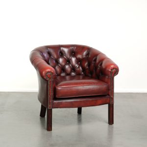 Leuke subtiele rundleren chesterfield clubfauteuil in een gewilde en tijdloze rode kleur