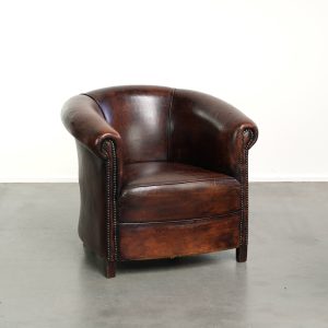 Karaktervolle vintage schapenleren clubfauteuil met prachtige warme kleuren en een subtiel formaat