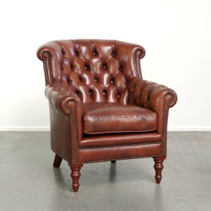 Kwalitatief zeer goede cognac kleurige rundleren chesterfield armchair in Engelse stijl met een tijdloos design