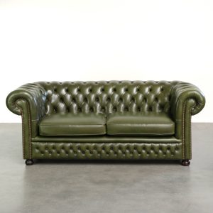 Zeer leuke groene rundleren 2.5 zits Chesterfield bank in Engelse stijl en een geweldige tijdloze uitstraling
