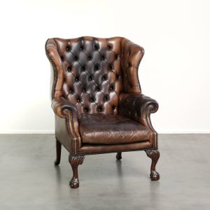 Karaktervolle oude rundleren Engelse chesterfield oorfauteuil met een heerlijk patina en prachtige details