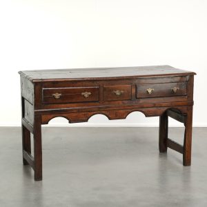 Mooie en sierlijke Engelse dresser uit begin 18e eeuw gemaakt van eikenhout met prachtige details en een mooi patina