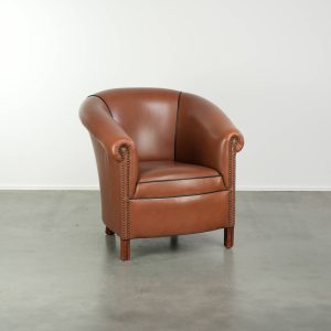 Mooie Engelse rundleren clubfauteuil met een luxe afwerking en een goede uitstraling