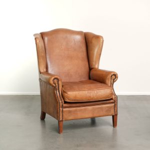 Leuke en comfortabele schapenleren oorfauteuil in een mooie lichte cognac kleur in Engelse stijl