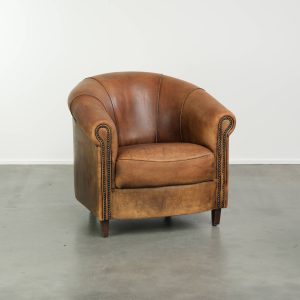 Leuke vintage schapenleren clubfauteuil in een mooie cognac kleur met een stoere uitstraling