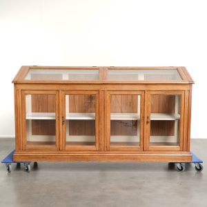 Vintage toonbank/museumkast met 4 deuren en losse legplanken met een karaktervolle uitstraling